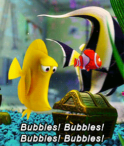 Bubbles, o peixe de Procurando Nemo, entusiasmado com bolhas saindo de um baú de tesouro